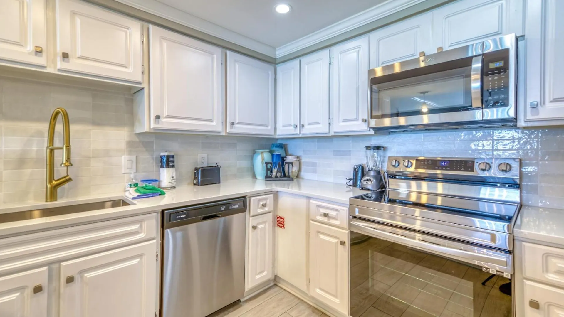 Apartment Beach House Condominiums C302 - Beachfront With Pool, Wifi, & Beach Service Destin