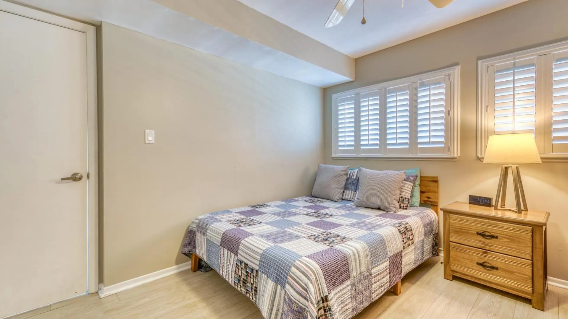 Beach House Condominiums C302 - Beachfront With Pool, Wifi, & Beach Service Destin Apartment