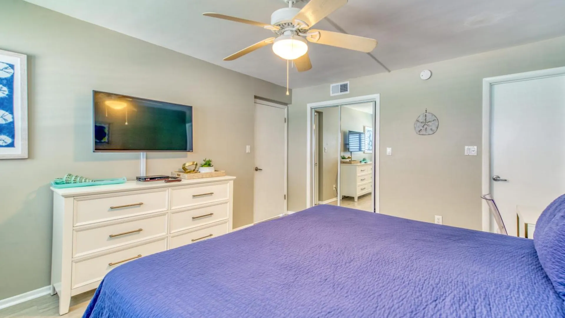 Beach House Condominiums C302 - Beachfront With Pool, Wifi, & Beach Service Destin Apartment