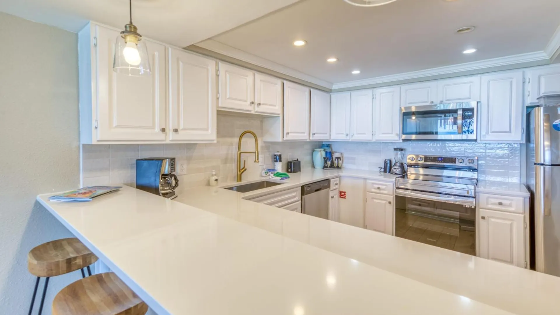 Beach House Condominiums C302 - Beachfront With Pool, Wifi, & Beach Service Destin