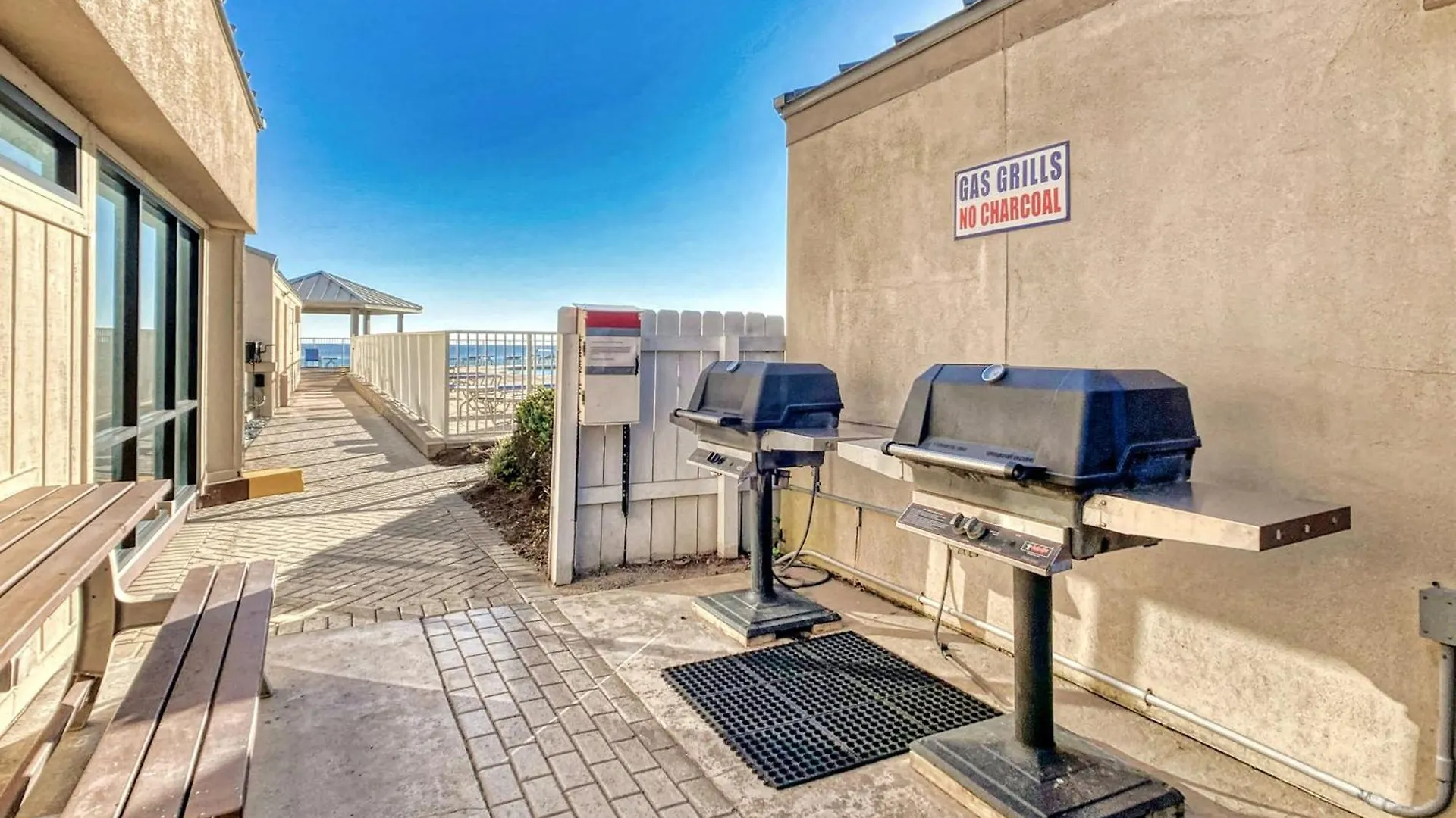 Beach House Condominiums C302 - Beachfront With Pool, Wifi, & Beach Service Destin Apartment